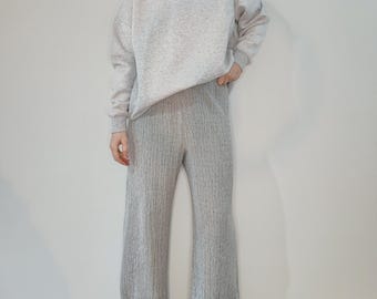 グレーのワイドレッグパンツ。グレーのワイドレッグトラウザーズ。グレーのワイドレッグニットパンツ。ルーズフィットトラウザーズ。