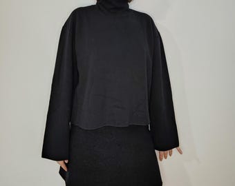 ルーズフィットのタートルネックブラックスウェットシャツ。オーバーサイズブラックセーター。ハイネックの長袖ルーズフィットセーター。