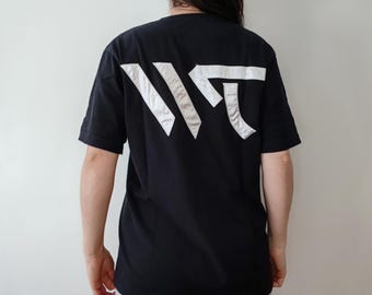 ユニセックスのブラック半袖Tシャツ。ブラックTシャツ。ブラックプリントTシャツ。