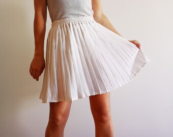 Women Vintage white flared pleated mini skirt.