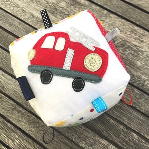 Cube de préhension pompier, jouet en tissu, jeux de manipulation, cube en tissu, jouet bébé, cube a étiquettes