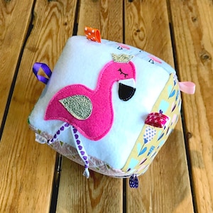 cube de prehension, jouet de manipulation, jouet flamant rose, inspiration montessori, jeux éveil, cube en tissu