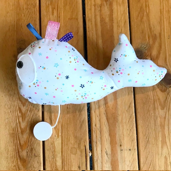 doudou musical, boite à musique, doudou berceuse,  baleine doudou, doudou etiquettes, boite musicale, mobile musical.