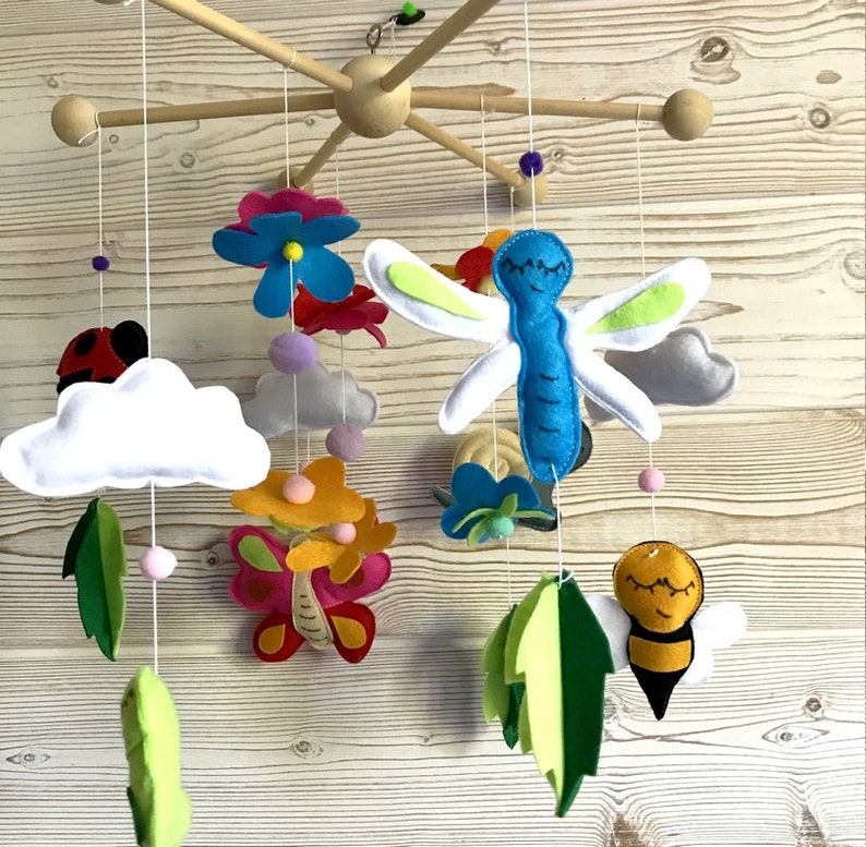 mobile bébé mes petits insectes suspension de berceau, déco chambre bébé,fleurs nuages et pompons. image 10