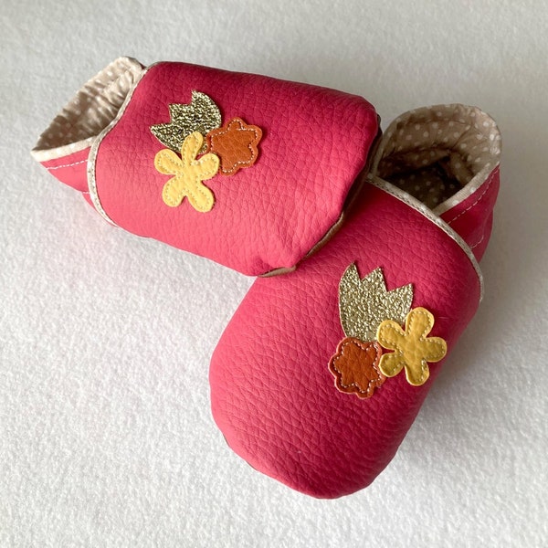 Chaussons souples roses fleurs, chaussons bebe fille, chaussons simili cuir , semelle anti dérapante, chaussons de portage, chaussons bebe