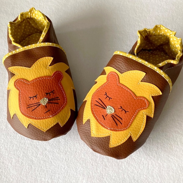 Chaussons souples lion, chaussons bebe, chaussons simili cuir , semelle anti dérapante, chaussons de portage, chaussons bebe