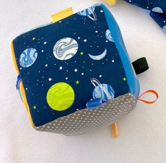 Cube d'éveil, cube sensoriel, inspiration Montessori, bébé