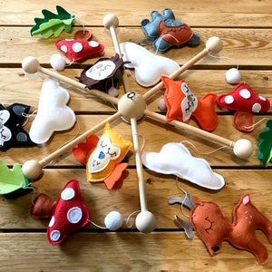 móvil para bebé, "animales del bosque", suspensión de cuna, decoración de la habitación del bebé, setas de nube y pompones, suspensión decorativa, móvil de juegos