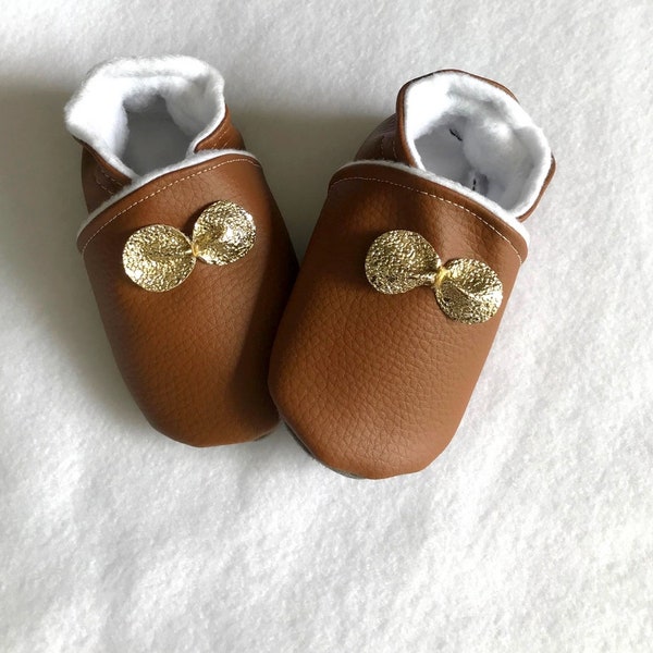 chaussons bébé, chaussons souples, chaussons simili cuir, chaussons enfant, chaussons cuir, chaussons cuir marron et doré