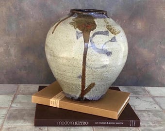 Jarrón de gres hecho a mano de Studio Pottery, firmado por el artista en 1983, decoración minimalista neutra para el hogar.