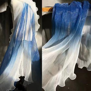 Tela de organza transparente con degradado azul brillante y arrugado, tela plisada rígida con forma de volante con overlock, suministros para bricolaje para vestuario de escenario y vestido de fiesta
