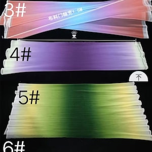 Peut inclure: Huit couleurs diff&eacute;rentes de tissu ombr&eacute;, chacune avec un d&eacute;grad&eacute; de couleur. Le tissu est pliss&eacute; et a un bord blanc. Le tissu mesure 1,5 m&egrave;tre de large.