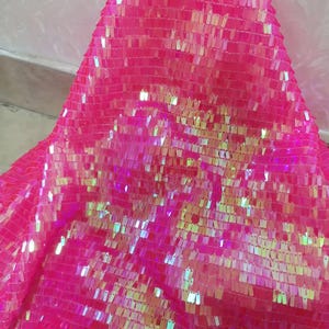 1 jard tkaniny z cekinami w kształcie jednorożca, holograficzna tkanina w kształcie prostokąta, tęczowa tkanina z cekinami na kimono, sukienkę imprezową, strój na festiwal muzyczny 27#Iridesce Hot Pink