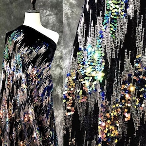 Tessuto di velluto iridescente con paillettes, ricamo di paillettes iridescenti e dorate su velluto, tessuto olografico per abito da sera per ballo di fine anno, sfondo