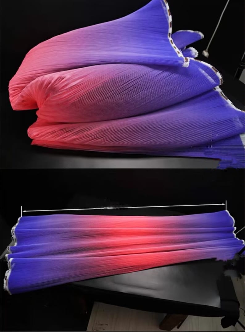 Peut inclure: Un tissu d&eacute;grad&eacute; dans des tons de rose, violet et bleu. Le tissu est pliss&eacute; et pr&eacute;sente une bordure blanche sur les bords.