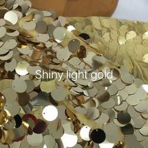 Puede incluir: Tela brillante de color oro claro con lentejuelas redondas. Las lentejuelas est&aacute;n cosidas sobre una tela de malla transparente.