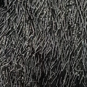 K&ouml;nnte beinhalten: Schwarzer Stoff mit einer strukturierten Oberfl&auml;che, bedeckt mit kleinen schwarzen Pailletten und langen schwarzen F&auml;den.