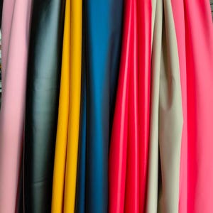Tecido de couro artificial elástico em 4 direções, cor fosca, 1 jarda, tecido de couro sintético, fantasias, roupas casuais, jaquetas, teatro, tecido para artesanato, 13 cores