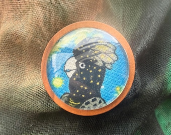 Soporte magnético reversible para chal/bufanda y broche con diseño de cacatúa negra de cola amarilla / Madera de Tasmania