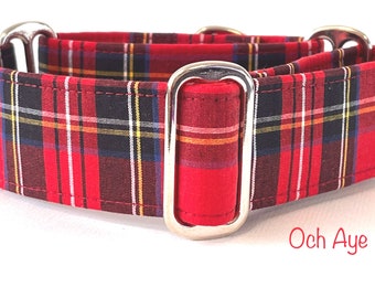 Puede incluir: Collar de perro de cuadros rojos y negros con herrajes plateados. El collar tiene el texto "Och Aye" impreso en la parte inferior.