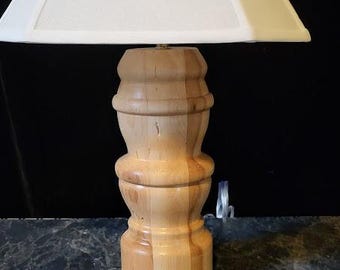 um abajur de madeira torneada com cúpula