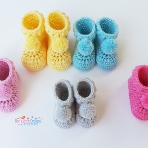 Puede incluir: Seis pares de botines de beb&eacute; tejidos a crochet en varios colores, incluyendo amarillo, azul, rosa y gris. Cada bot&iacute;n tiene un peque&ntilde;o pomp&oacute;n en la parte superior.
