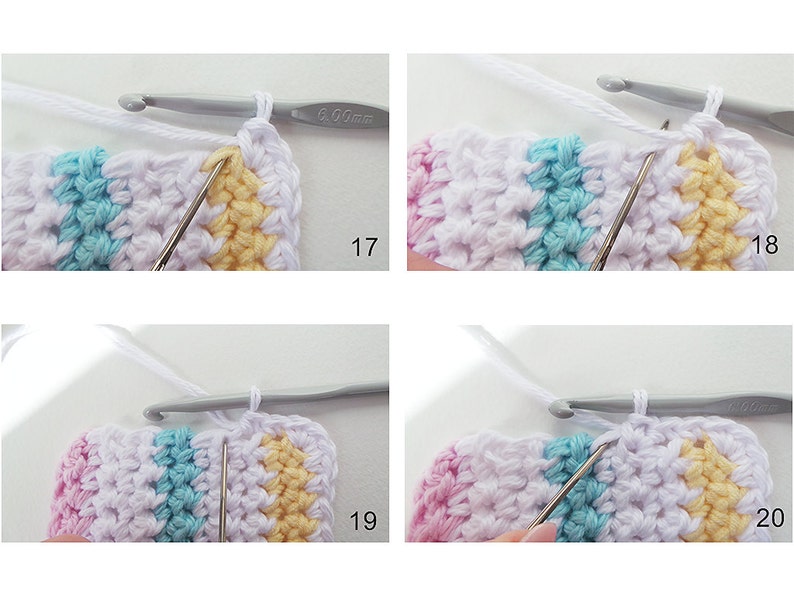 Peut inclure: Gros plan sur un projet de crochet avec quatre bandes de couleurs diff&eacute;rentes&nbsp;: rose, bleu clair, blanc et jaune. L&rsquo;aiguille &agrave; crochet est au milieu de l&rsquo;image et le fil est blanc.