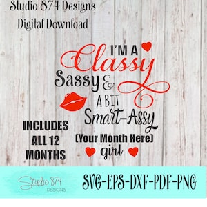 Könnte beinhalten: Roter Text auf einem Holzmaserungshintergrund lautet "I'm a Classy Sassy & a bit Smart-Assy (Your Month Here) girl". Ein roter Lippenstiftdruck befindet sich über dem Text "Smart-Assy". Der Text "Includes All 12 Months" befindet sich auf der linken Seite des Bildes. Der Text "Studio 874 Designs Digital Download" befindet sich oben im Bild. Der Text "Studio 874 Designs" befindet sich unten im Bild. Der Text "SVG-EPS-DXF-PDF-PNG" befindet sich unten im Bild.