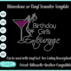 Könnte beinhalten: Rhinestone- oder Vinyl-Transfer-Vorlage mit einem Martini-Glas mit einem rosa Getränk und dem Text "Birthday Girls Entourage".