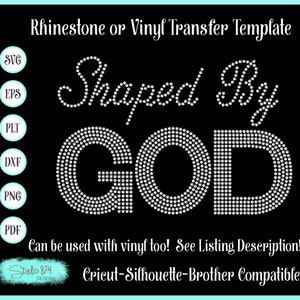 Puede incluir: Una plantilla de diseño digital para un transferencia de strass o vinilo que dice "Shaped By GOD". El diseño está en fuente blanca sobre fondo negro. El diseño está disponible en formatos SVG, EPS, PLT, DXF, PNG y PDF. El diseño es compatible con las máquinas de corte Cricut, Silhouette y Brother.