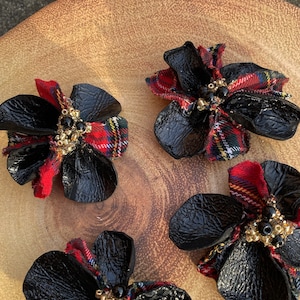 Tartan Brooch, tartan Christmas gift, tartan gifts, gifts for her, tartan pins, tartan accessory, tartan flower pins, tartan pins,