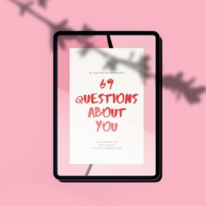 Op de afbeelding: Een digitale tablet met een witte pagina waarop de tekst "69 Questions About You" in rode letters staat. De tekst "By Svetlana Savchinskaia" staat in kleinere zwarte letters boven de titel. De tablet staat op een roze achtergrond met de schaduw van een tak.