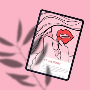 Op de afbeelding: Een digitale tablet met een zwarte rand en een roze achtergrond. Het scherm toont een zwart-witte illustratie van een vrouwen gezicht met rode lippen. De tekst "69 QUESTIONS" wordt op het scherm weergegeven. Deze tekst wordt gevolgd door een beschrijving van het product.