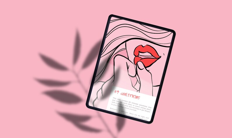 Op de afbeelding: Een digitale tablet met een zwarte rand en een roze achtergrond. Het scherm toont een zwart-witte illustratie van een vrouwen gezicht met rode lippen. De tekst "69 QUESTIONS" wordt op het scherm weergegeven. Deze tekst wordt gevolgd door een beschrijving van het product.