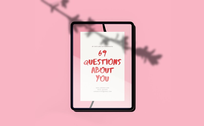 Op de afbeelding: Een digitale tablet met een witte pagina waarop de tekst "69 Questions About You" in rode letters staat. De tekst "By Svetlana Savchinskaia" staat in kleinere zwarte letters boven de titel. De tablet staat op een roze achtergrond met de schaduw van een tak.