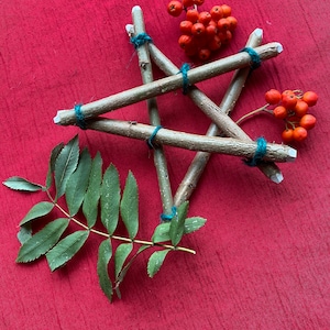 Dois kits para fazer pentagramas de Rowan com bagas de Rowan grátis