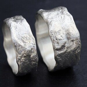 ラスティックシルバーの結婚指輪セット：溶けたような質感、ユニークな指輪