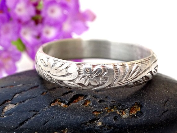 Bague médiévale femme sale