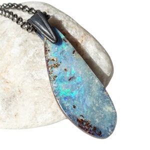 Australiskt Boulder Opal-hänge: Halsband i svart sterlingsilver, oktobers födelsesten