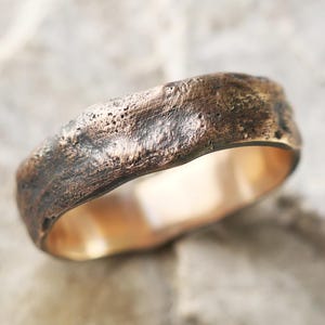 Rustic Bronze Men&#39;s Ring: Unique Wood Grain Steampunk Band