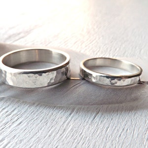 ユニークなシルバーの結婚指輪、パーソナライズされたシルバーリング、彼と彼女の槌目模様の結婚指輪、お揃いの結婚指輪セット、シルバーのプロミスリング