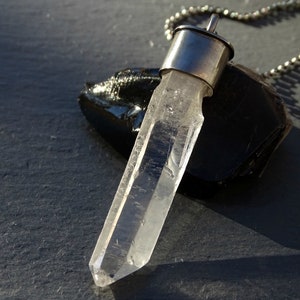 großer Quarz Anhänger schwarz silber, Bergkristall Rohstein Anhänger Herren, Bergkristall Anhänger schwarz, Herren Kristall Anhänger, Quarzkristall Anhänger Geschenk