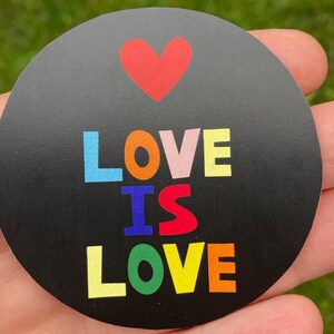Autocollant Love is Love - Fierté LGBTQ+ | Découpe à la main | Sticker mat | Égalité et amour