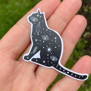 Sticker astrologie chat noir – Chat sorcier céleste | Découpe à la main | Sticker mat | Esthétique mystique du zodiaque