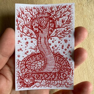 autocollant vintage cobra rouge sang – mat, découpé à la main | 7,3 x 10,5 cm | Illustration de serpent | Esthétique gothique et sombre universitaire