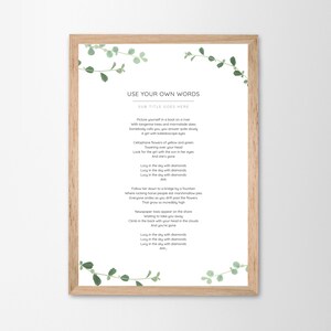 Op de afbeelding: Printbare kunstprint met een gedicht over een meisje genaamd Lucy. Het gedicht is geschreven in een grillige stijl en heeft een groene, bladerige rand. De tekst luidt "GEBRUIK JE EIGEN WOORDEN" en "ONDERTITEL GAAT HIER".