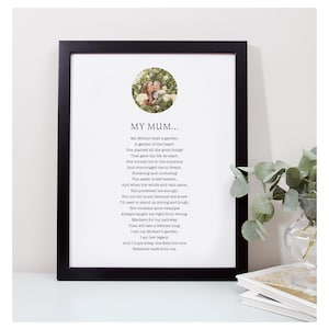 Op de afbeelding: Ingelijste print met een zwarte rand, met een gedicht getiteld "MY MUM...". Het gedicht is gecentreerd op een witte achtergrond, met een cirkelvormige foto bovenaan. De print wordt weergegeven op een witte ondergrond.