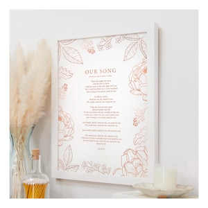 Puede incluir: Una impresión de arte imprimible con un diseño en oro rosa que presenta una letra de canción sobre apoyar a alguien. La letra es "Our Song, Stand by Me by Ben E. King. When the night has come and the land is dark, and the moon is the only light we'll see, No, I won't be afraid, oh, I won't be afraid, Just as long as you stand, stand by me. Oh, stand, stand by me, stand by me. Oh, stand, stand by me, stand by me. If the sky that we look upon should tumble and fall, and the mountains should crumble to the sea, I won't cry, no, I won't cry, no, I won't cry, Just as long as you stand, stand by me. Oh, stand, stand by me, stand by me. Oh, stand, stand by me, stand by me. And darling, stand by me, oh, stand by me. And darling, stand by me, oh, stand by me. Oh, stand, stand by me, stand by me. Oh, stand, stand by me, stand by me. Wherever you're in trouble, don't you worry, 'cause I'll always be there, stand by you, stand by you, oh now stand by me, stand by me, stand by me. 12/10/22"