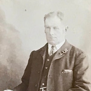アンティーク 1900 年代 セピア写真ポストカード、時計チェーンを持った座る紳士のポートレート、郵便未使用、アンティーク ポストカード コレクター向け