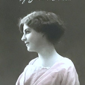 Antieke van 1900 portret groeten briefkaart, mooie jonge dame in roze jurk, Hand getint, antieke Ephemera